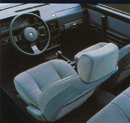 Innenraum des Alfa 90 2,5 V6 - "Mäusekino" und "Beautiecase"
